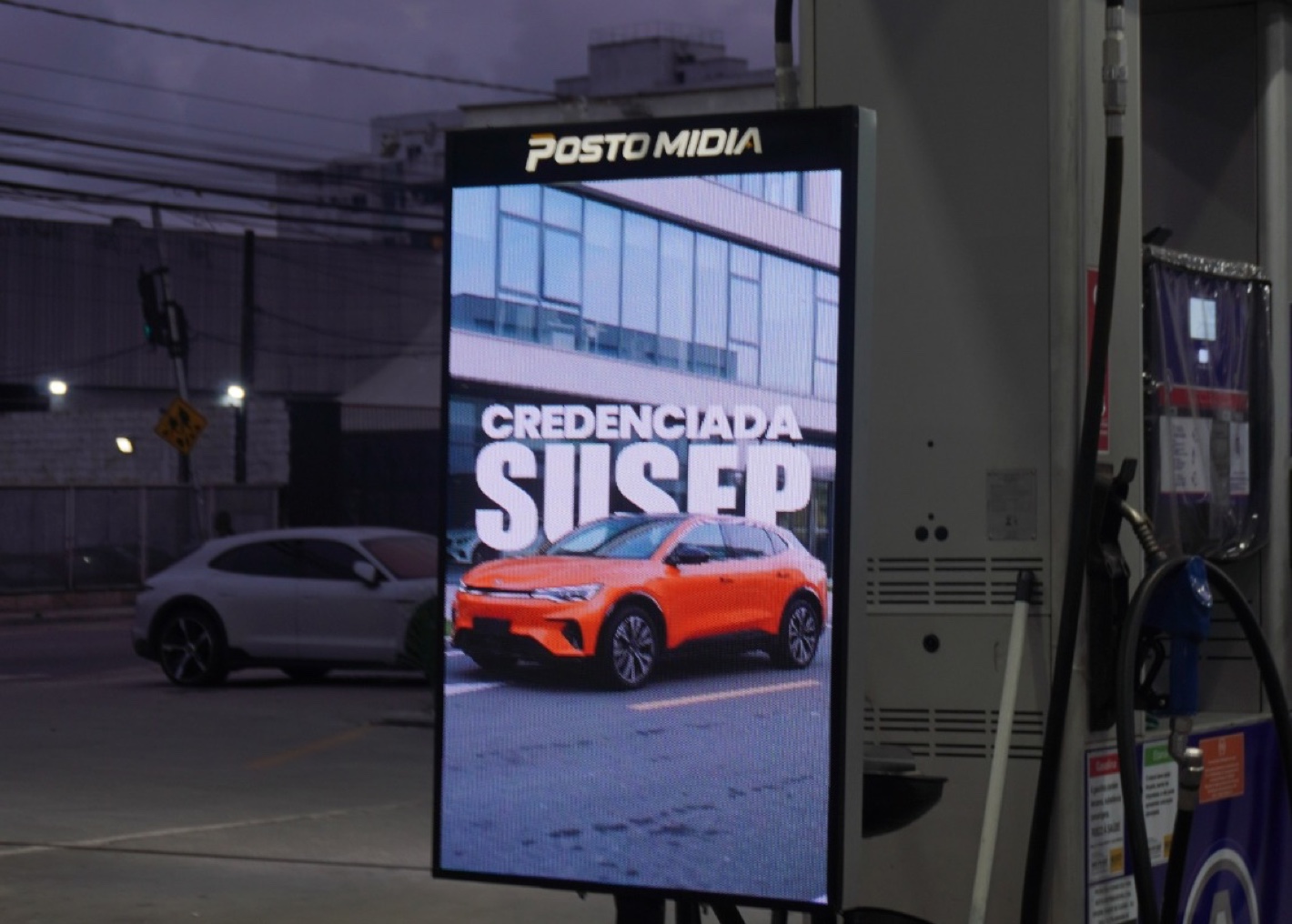 Totem Posto Mídia instalado na bomba